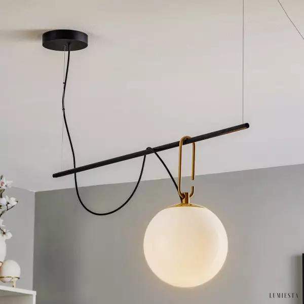 Lampa wisząca NH Suspension z szklaną kulą i mosiężnym akcentem