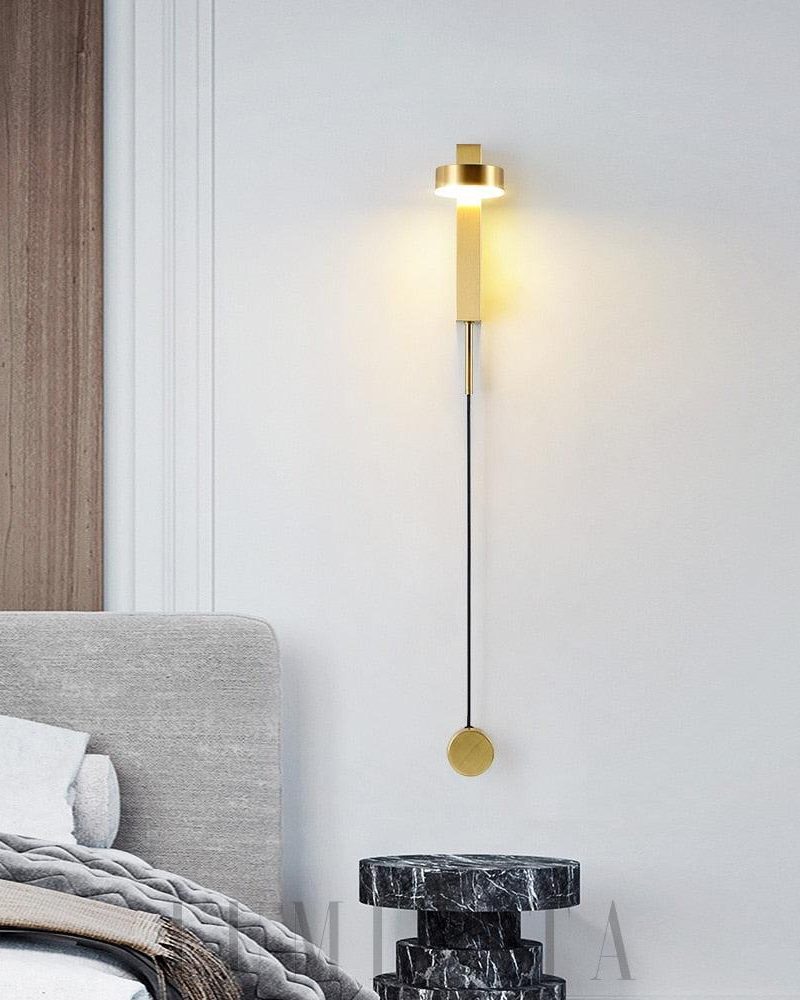 Nowoczesna lampa ścienna z regulowanym światłem w kolorze złotym
