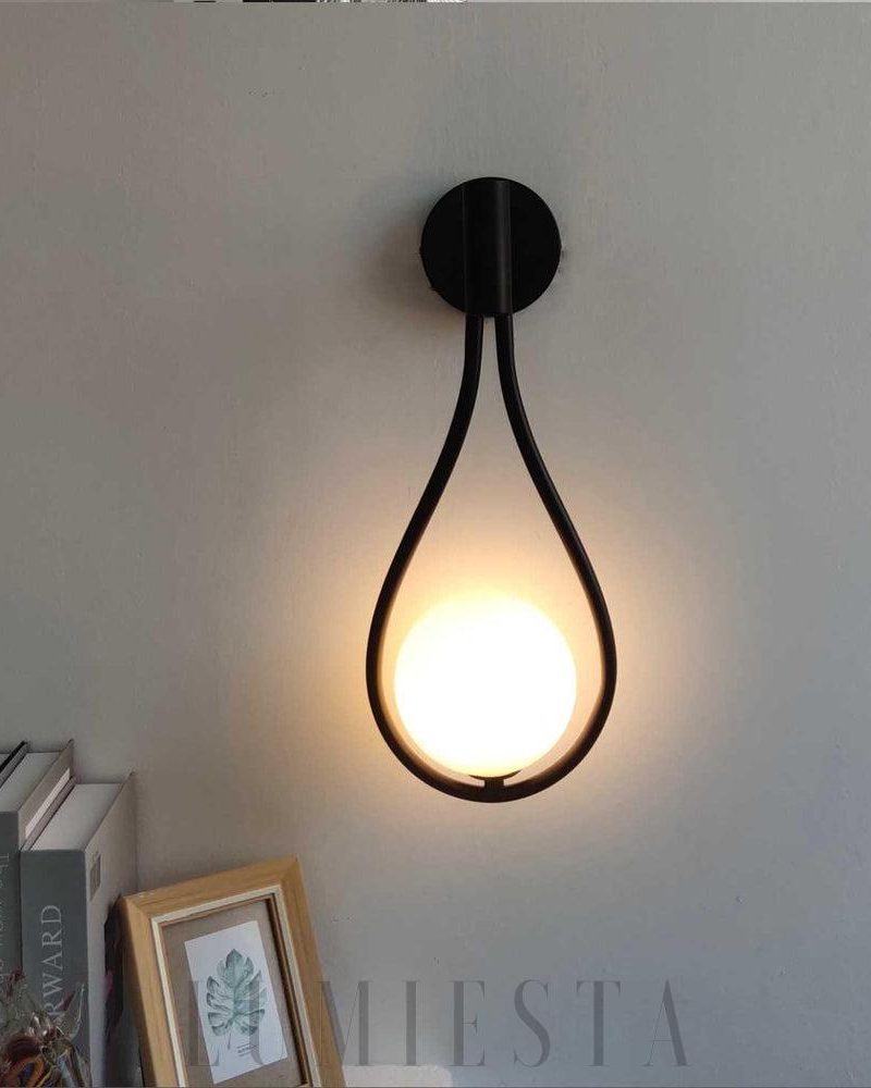 Lampa ścienna w kształcie kropli z okrągłym kloszem