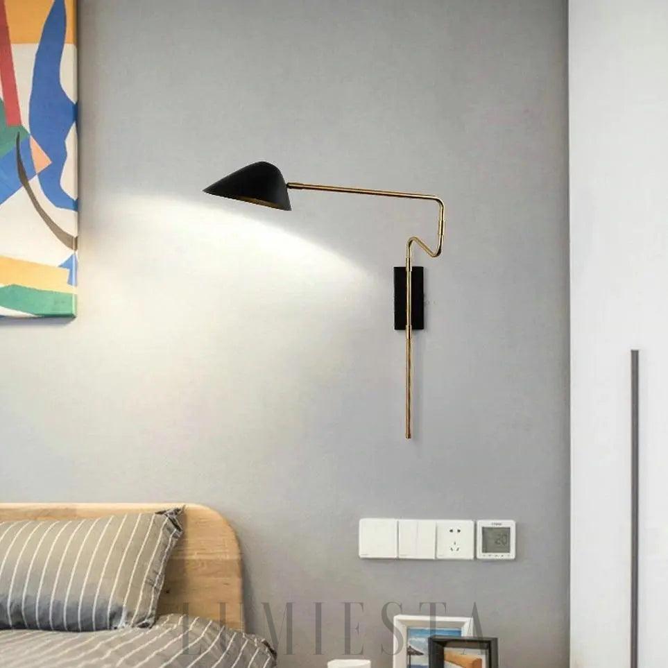 Lampa ścienna z metalowym ramieniem w stylu nowoczesnym