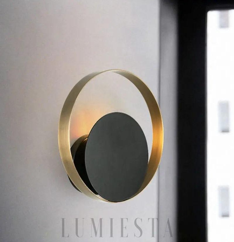 Lampa ścienna okrągła złota minimalistyczna do nowoczesnych wnętrz
