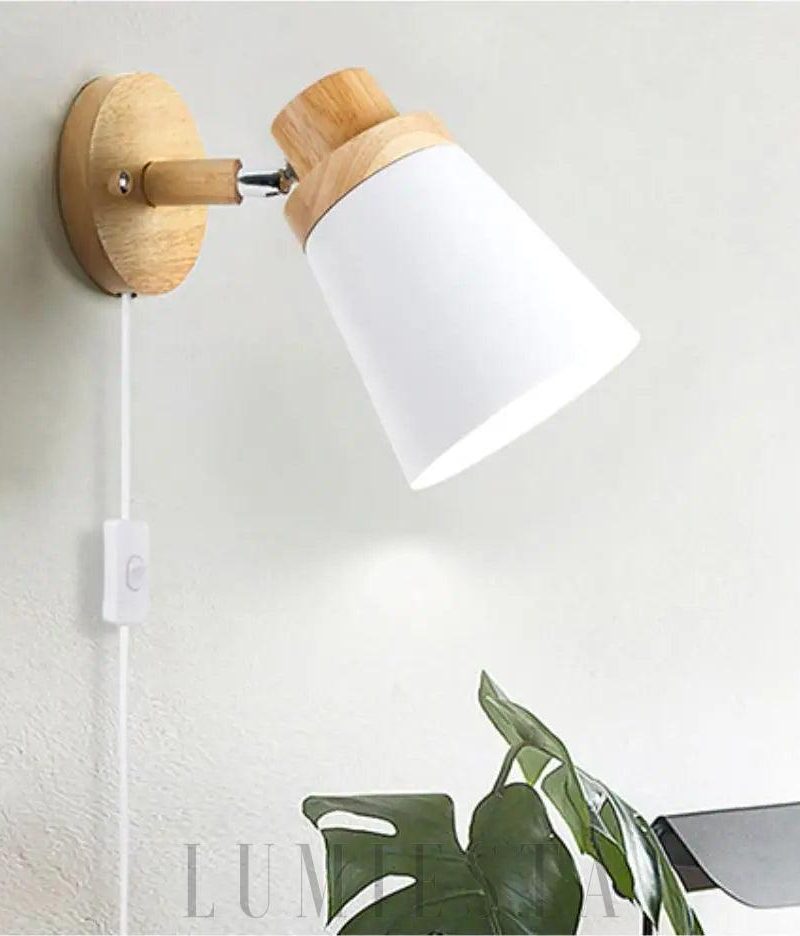 Lampa ścienna w nowoczesnym stylu z białym kloszem dominującym