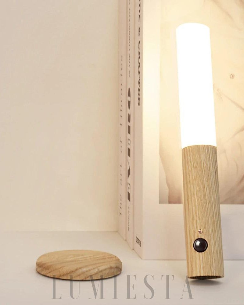 Nowoczesna lampa w stylu skandynawskim z drewna i szkła