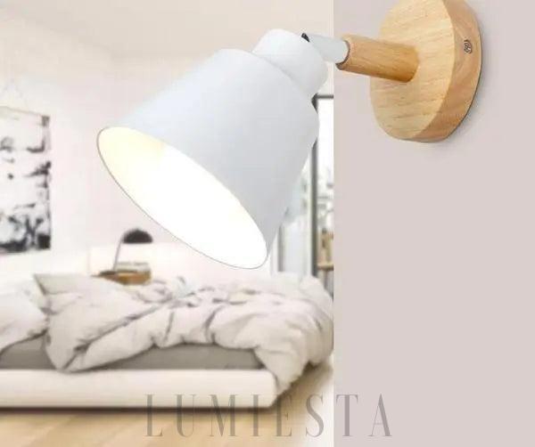 Stylowa lampa ścienna z metalowym kloszem i drewnianą podstawą