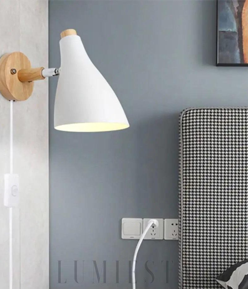 Nowoczesna biała lampa ścienna z drewnianymi detalami