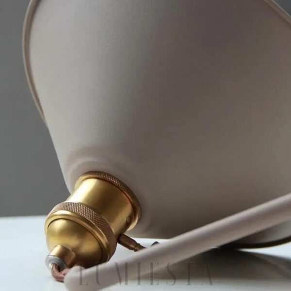 Lampa ścienna w stylu skandynawskim z kloszem w kształcie stożka