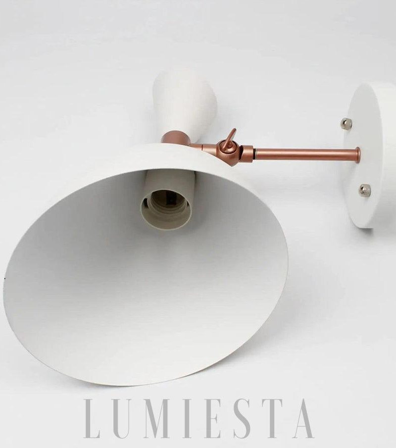 Lampa ścienna w stylu skandynawskim z regulowanym kloszem