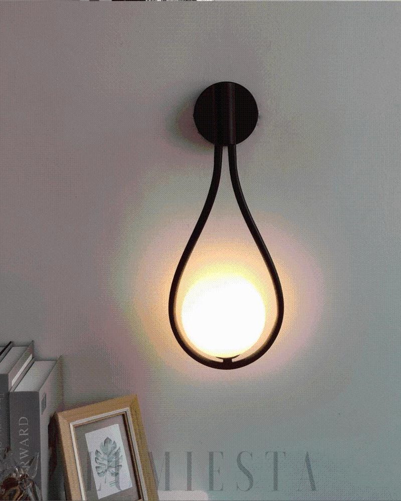 Lampa ścienna w kształcie kropli z okrągłym kloszem
