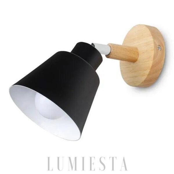 Stylowa lampa ścienna z metalowym kloszem i drewnianą podstawą
