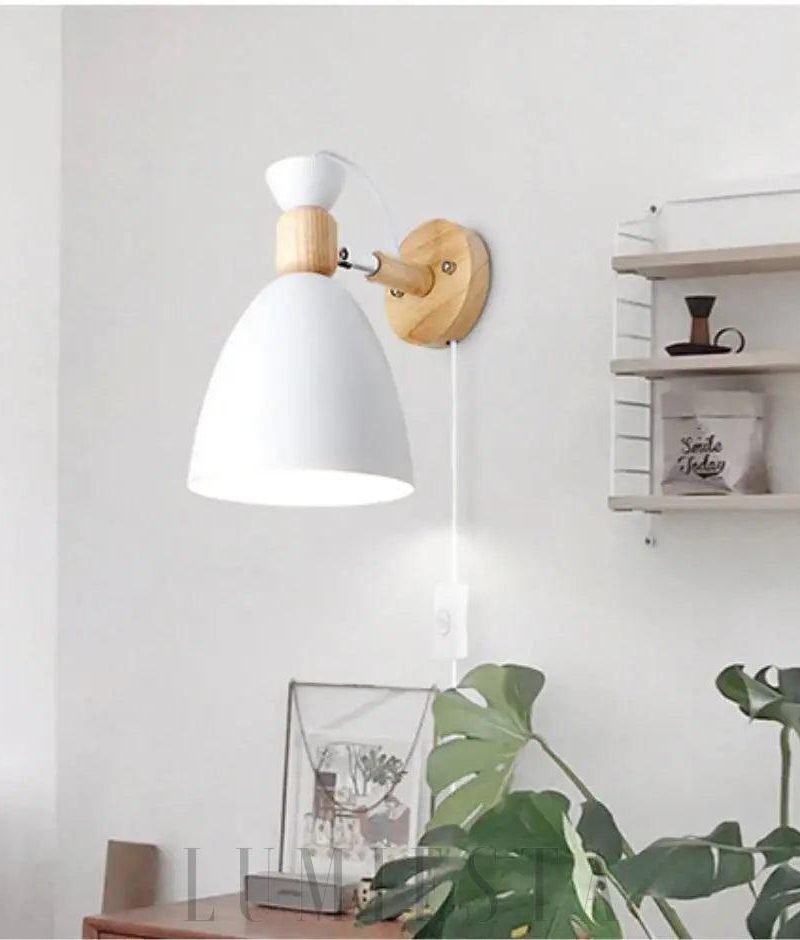 Lampka ścienna w stylu skandynawskim z białym kloszem