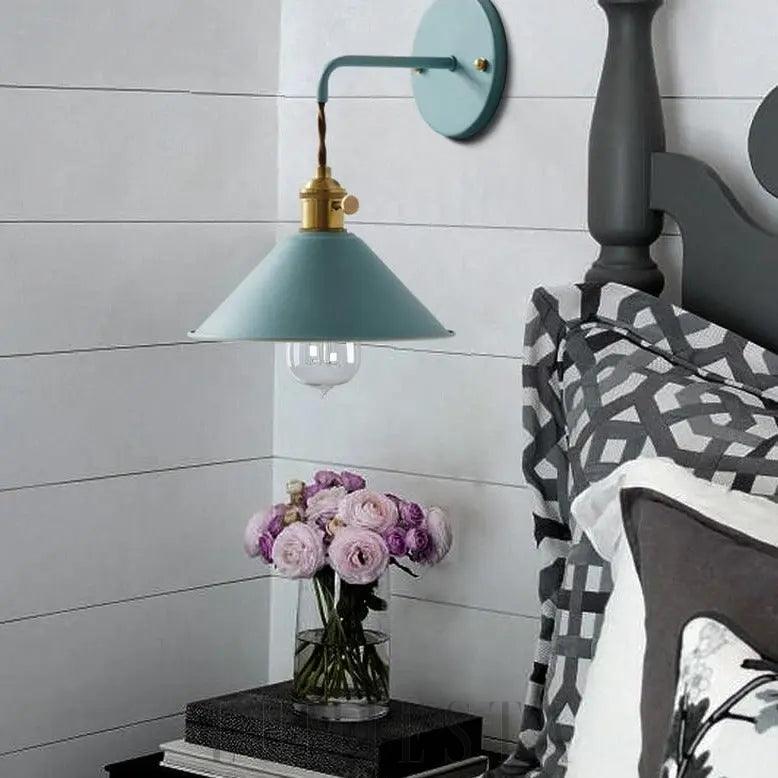 Lampa ścienna w stylu skandynawskim z kloszem w kształcie stożka