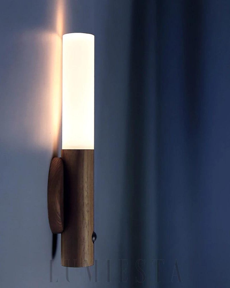 Nowoczesna lampa w stylu skandynawskim z drewna i szkła