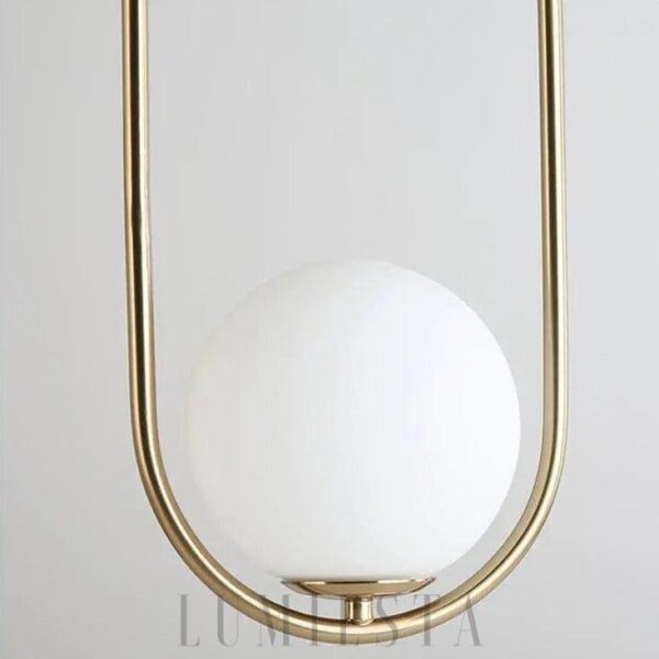 Lampa wisząca w kształcie koła z mleczną kulą
