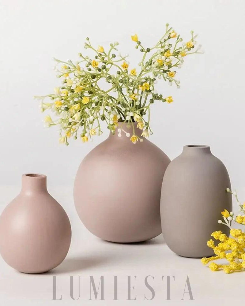 Stylowe wazony ceramiczne w różnych kształtach i kolorach