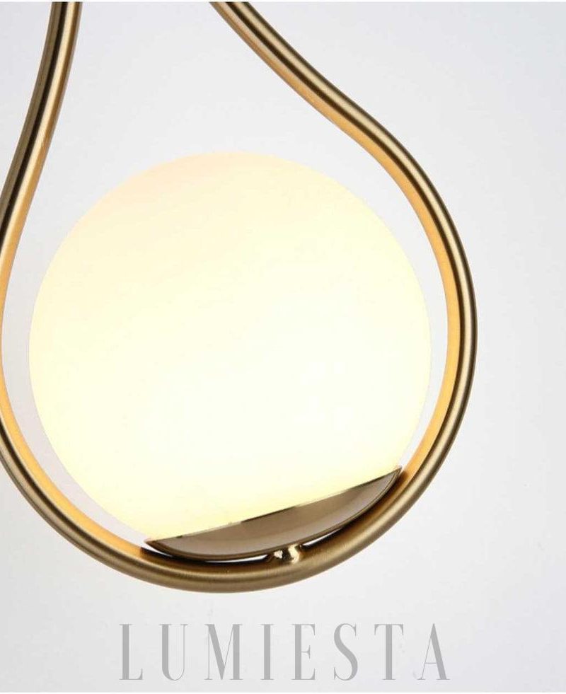Lampa ścienna w stylu minimalistycznym z okrągłym kloszem