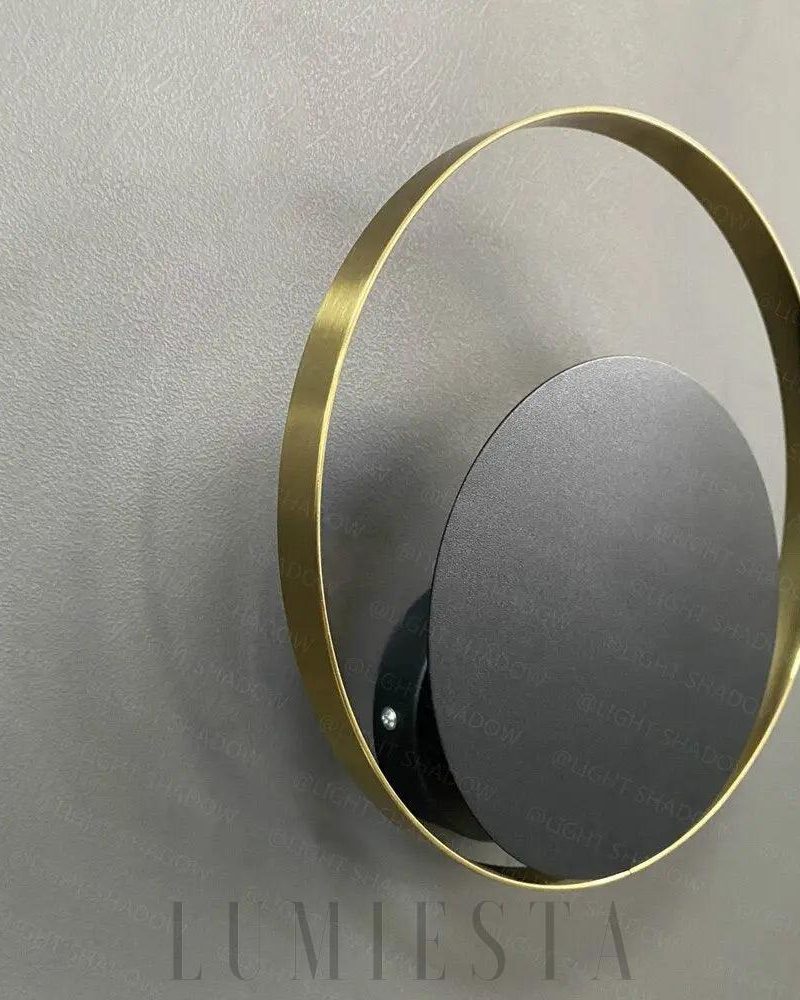 Lampa ścienna okrągła złota minimalistyczna do nowoczesnych wnętrz