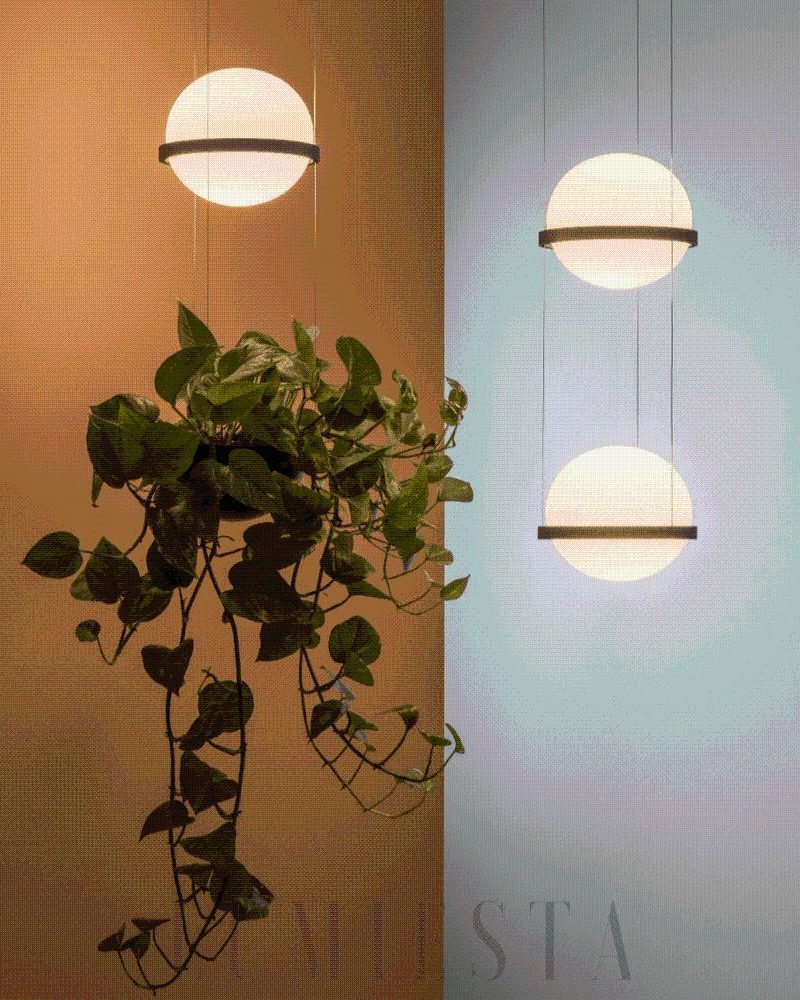 Nowoczesna lampa wisząca w kształcie kuli z czarnym akcentem