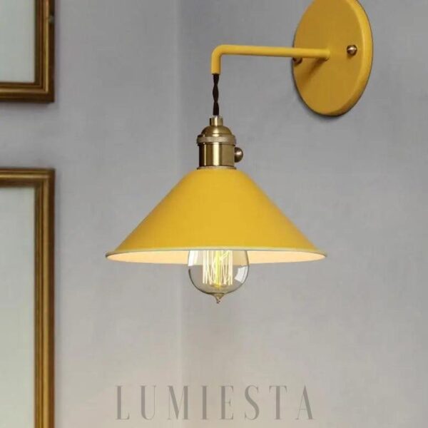 Lampa ścienna w stylu skandynawskim z kloszem w kształcie stożka
