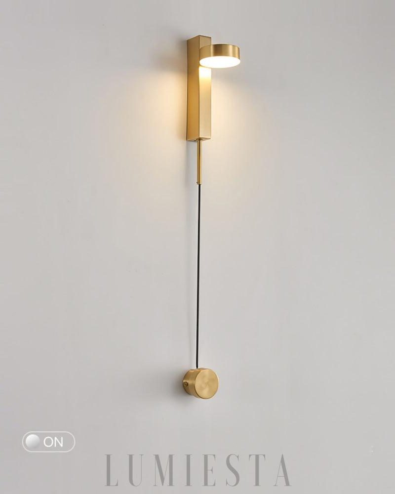 Nowoczesna lampa ścienna z regulowanym światłem w kolorze złotym