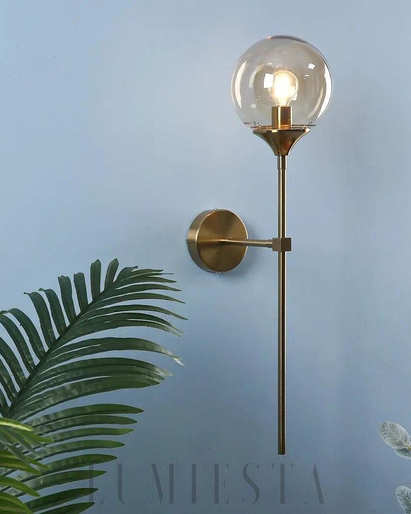 Lampa ścienna złota z kulistym kloszem nowoczesny design