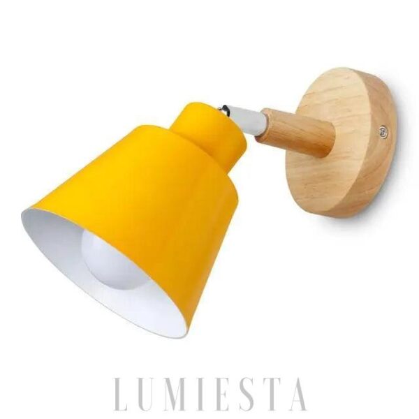 Stylowa lampa ścienna z metalowym kloszem i drewnianą podstawą