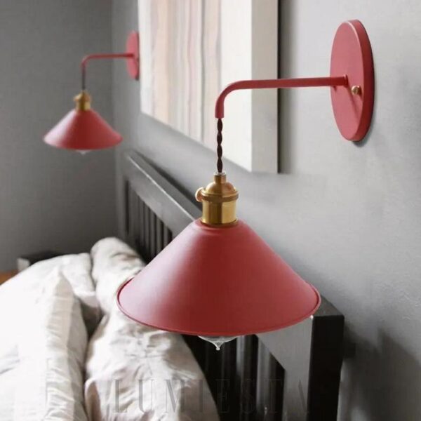 Lampa ścienna w stylu skandynawskim z kloszem w kształcie stożka
