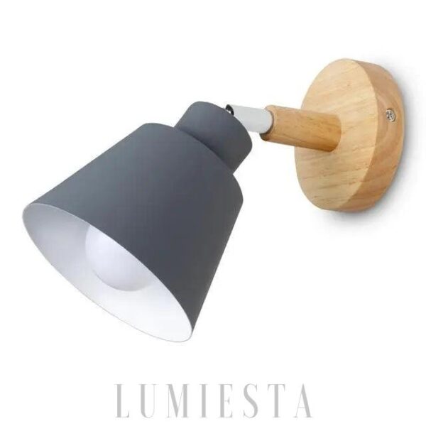 Stylowa lampa ścienna z metalowym kloszem i drewnianą podstawą
