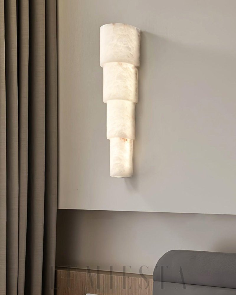 Lampa ścienna półcylindryczna Alba z alabastru w białym kolorze