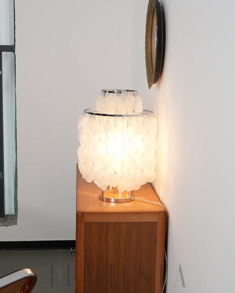 Lampa stołowa Shell w stylu nowoczesnym z metalowym wykończeniem