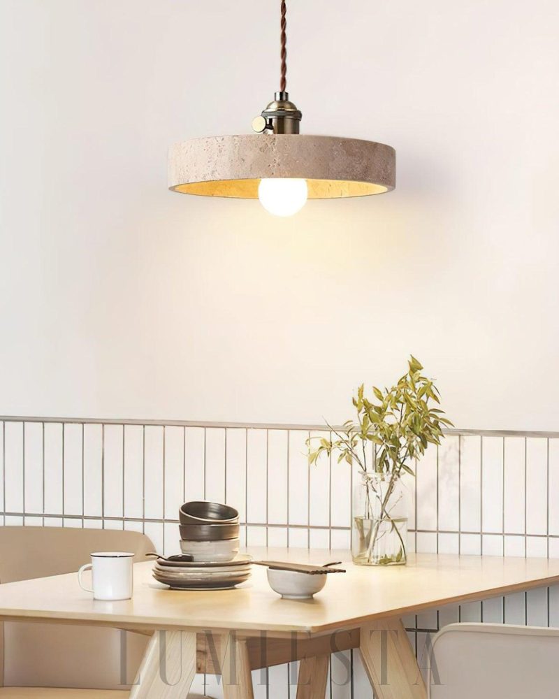 Lampa wisząca Alagusmo z travertynu w stylu minimalistycznym