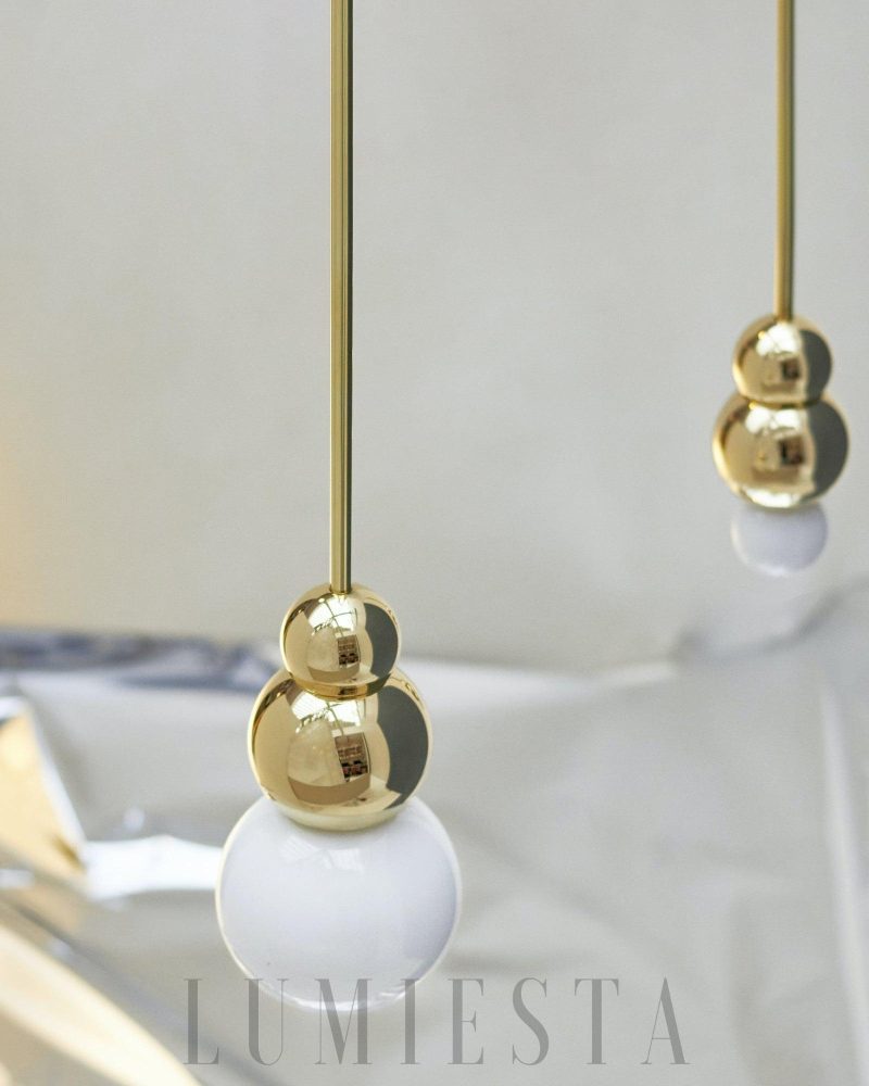 Lampa wisząca Ball Series z metalowymi kulkami w różnych kolorach