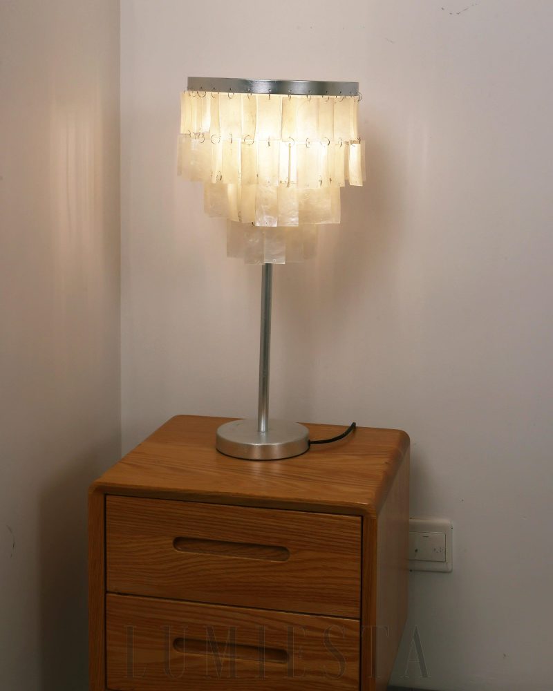 Lampa stołowa Skye z muszli srebrna i biała 25cm x 53cm