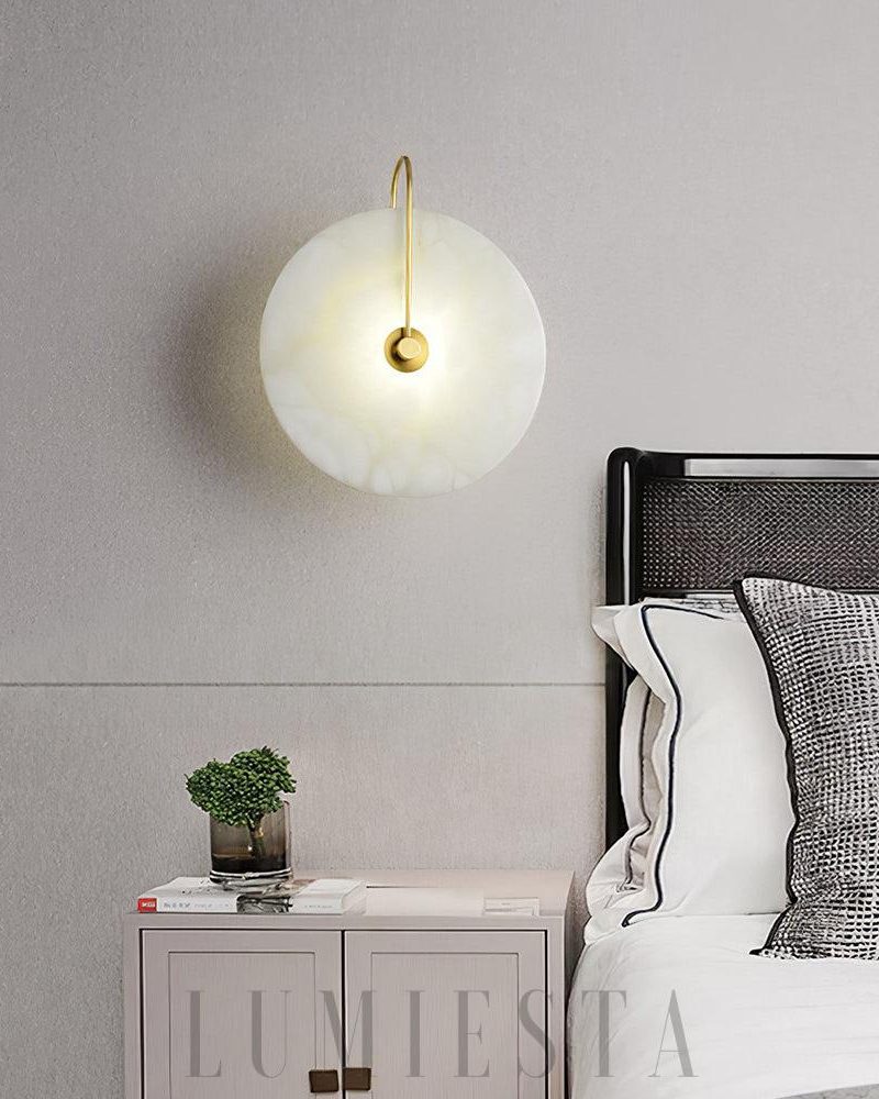Lampa ścienna okrągła z alabastru w kolorze złotym i białym