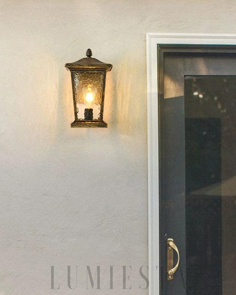 Lampa ścienna w kształcie klatki dla ptaków z szkła na zewnątrz