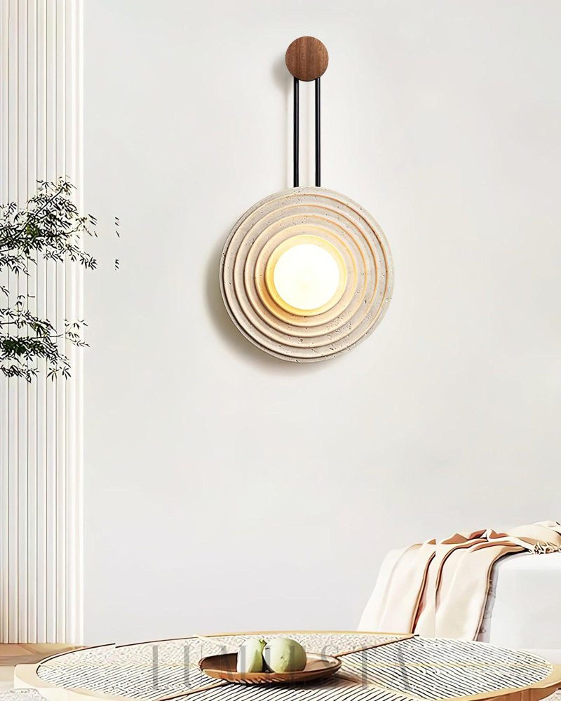 Lampa ścienna okrągła z trawertynu i drewnianymi akcentami