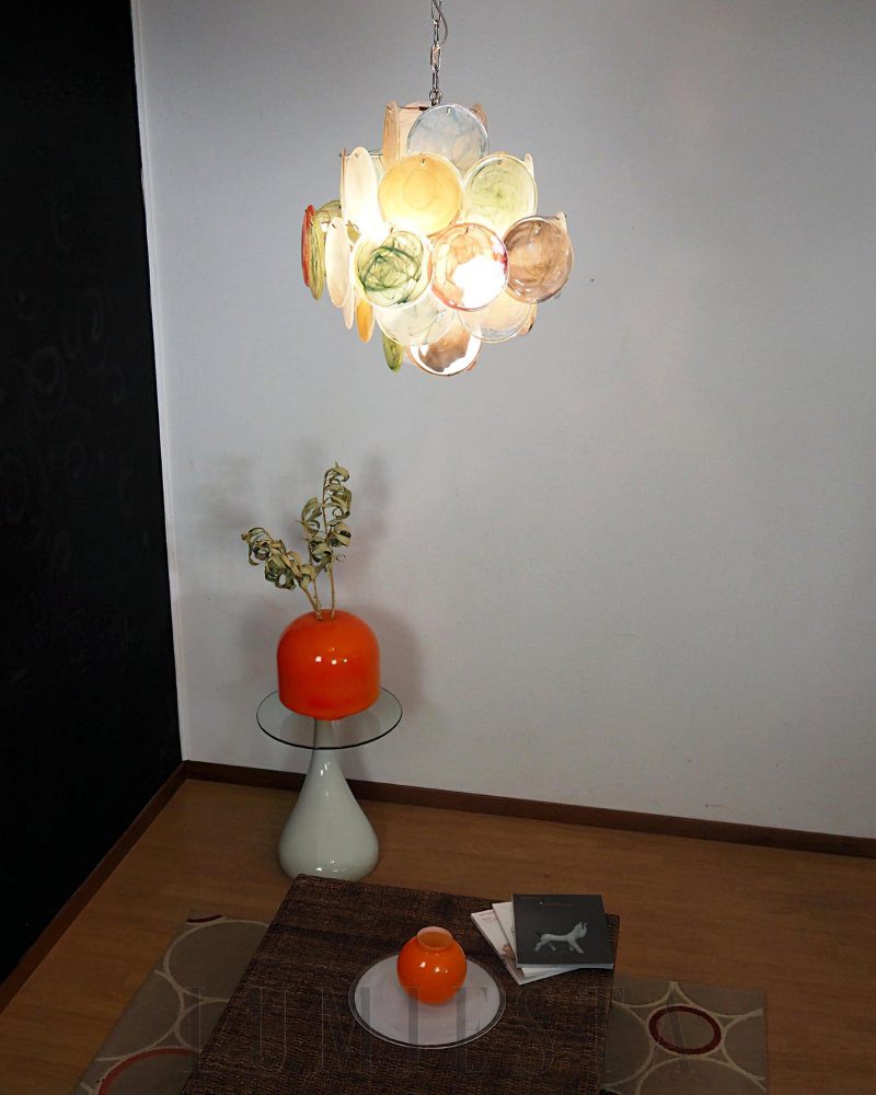 Witryna z kolorowym żyrandolem Murano o średnicy 49cm