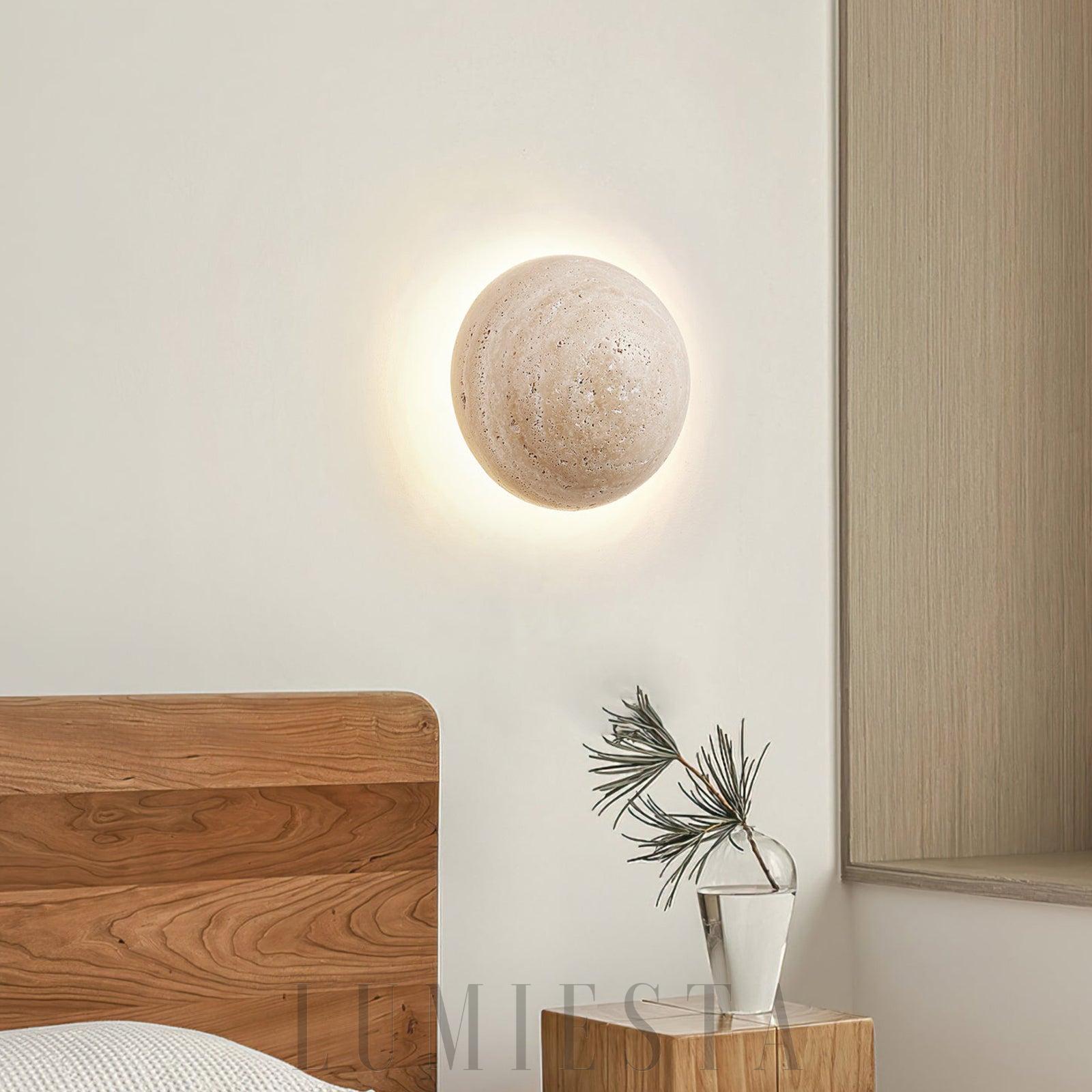 Lampa ścienna Luna okrągła z travertynu w kolorze beżowym