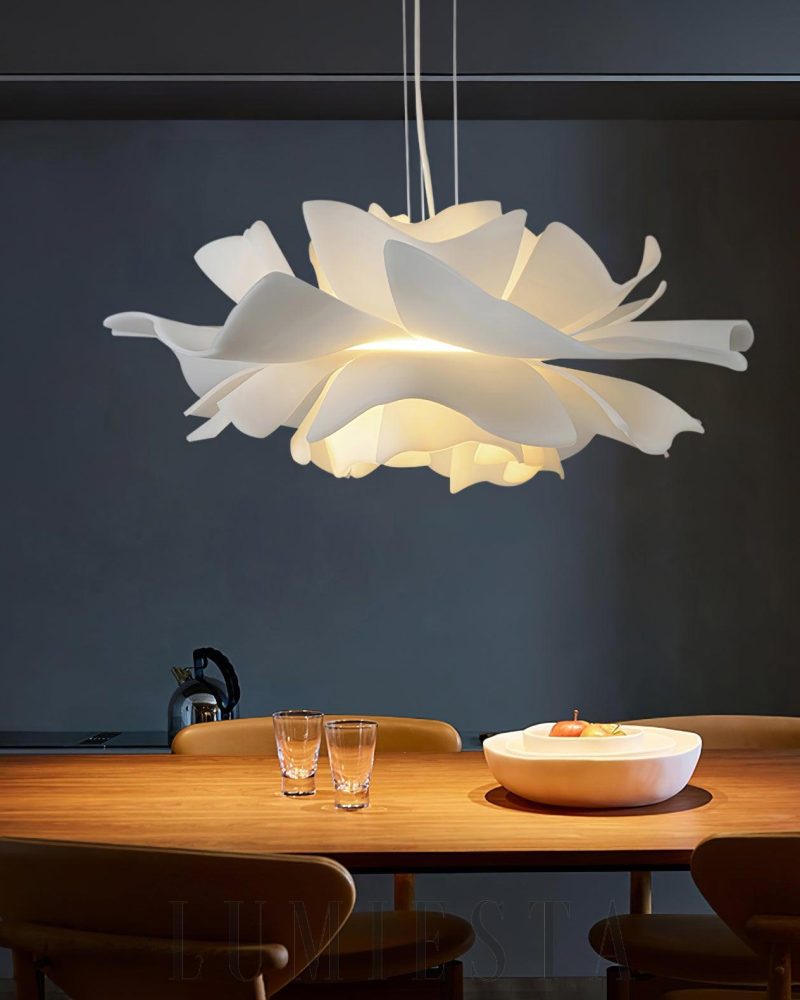 Lampa wisząca w kształcie kwiatu lotosu w kolorze białym