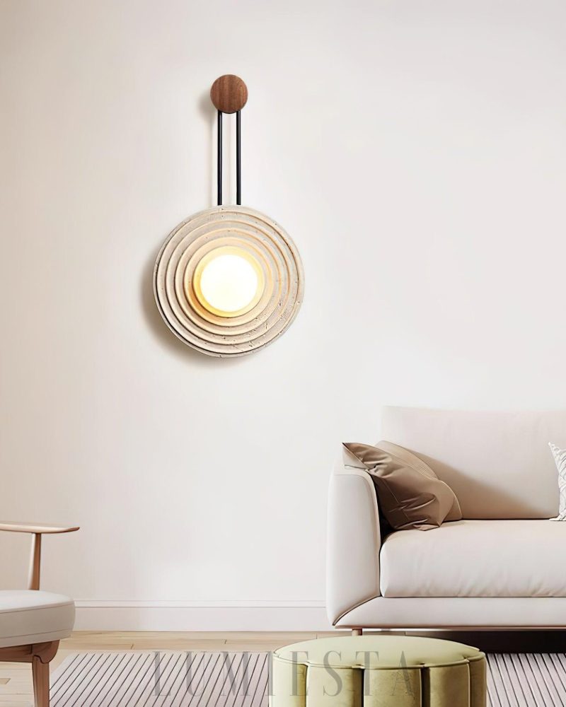 Lampa ścienna okrągła z trawertynu i drewnianymi akcentami