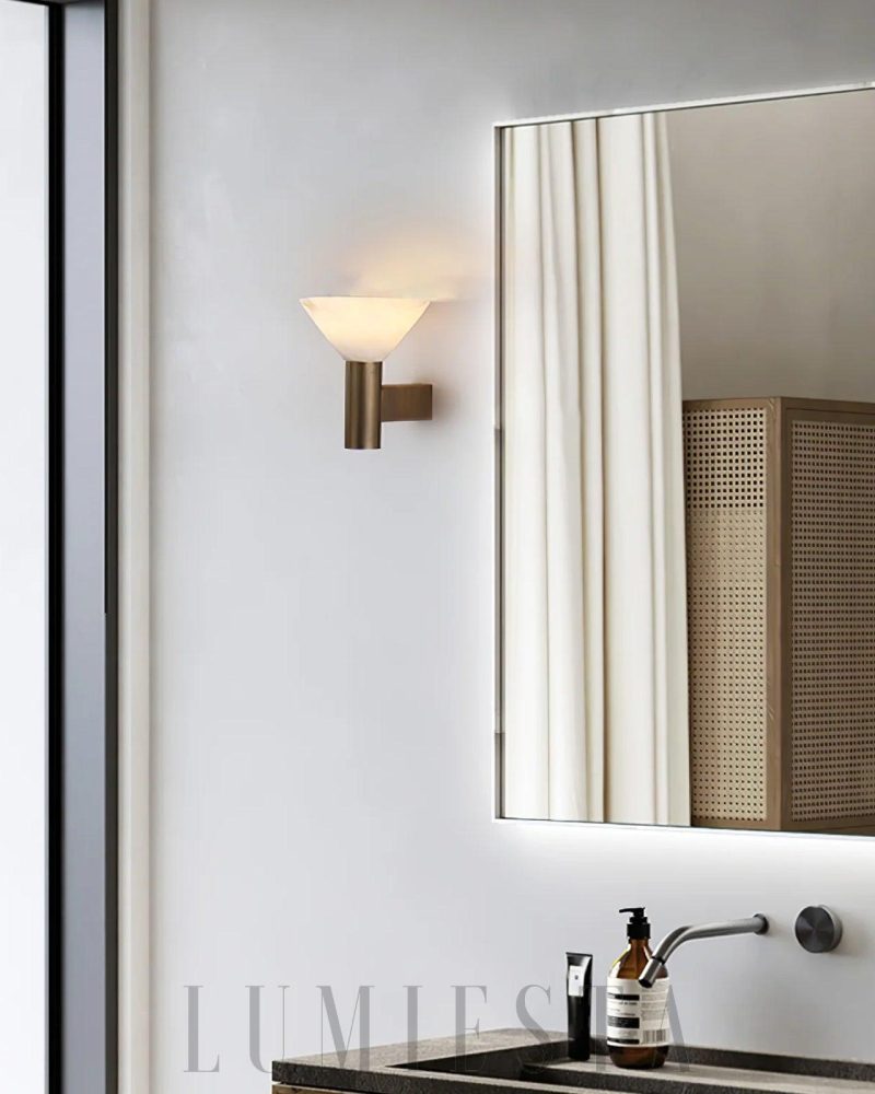Lampa ścienna alabastrowa stożkowa w kolorze białym i złotym