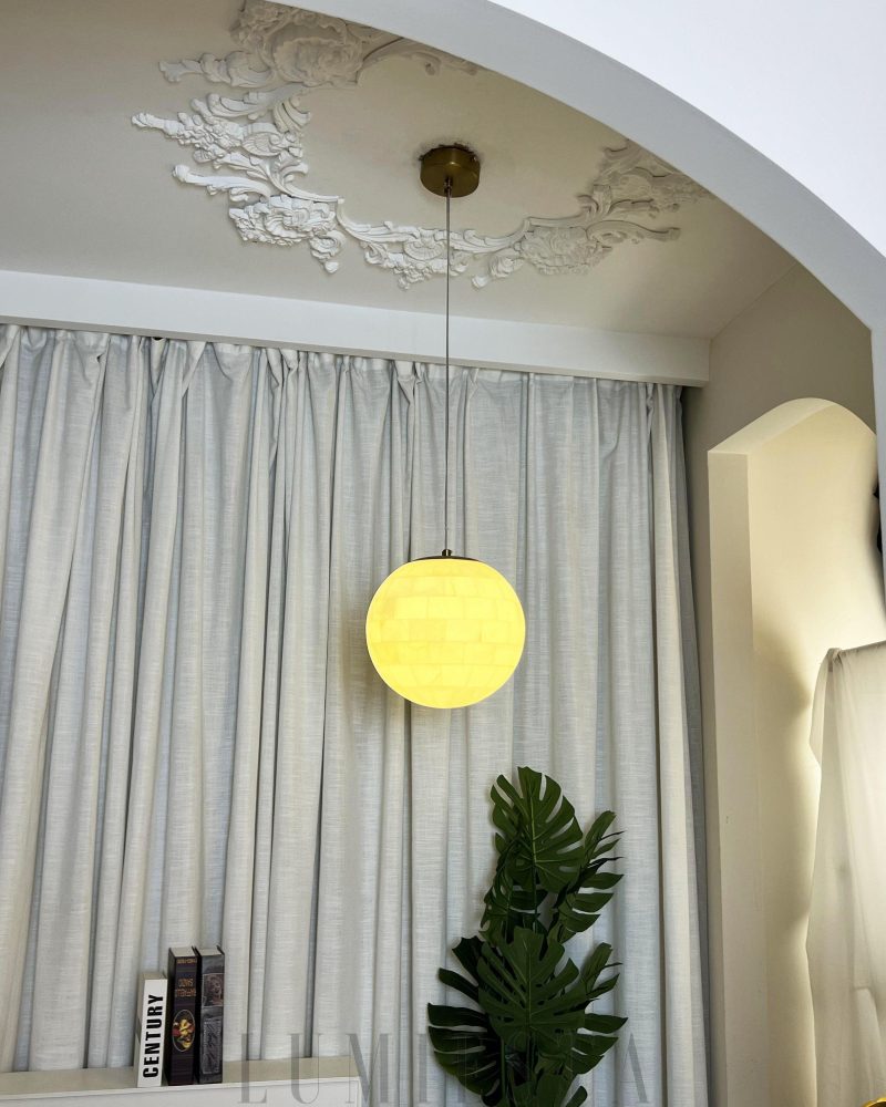 Lampa wisząca Alabaster w kształcie kuli złota i biała