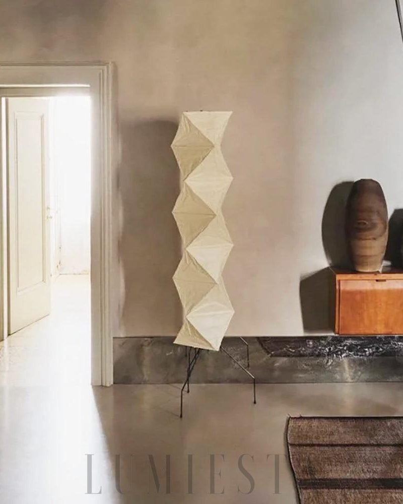 Lampa podłogowa Akari UF4-L8 w minimalistycznym stylu