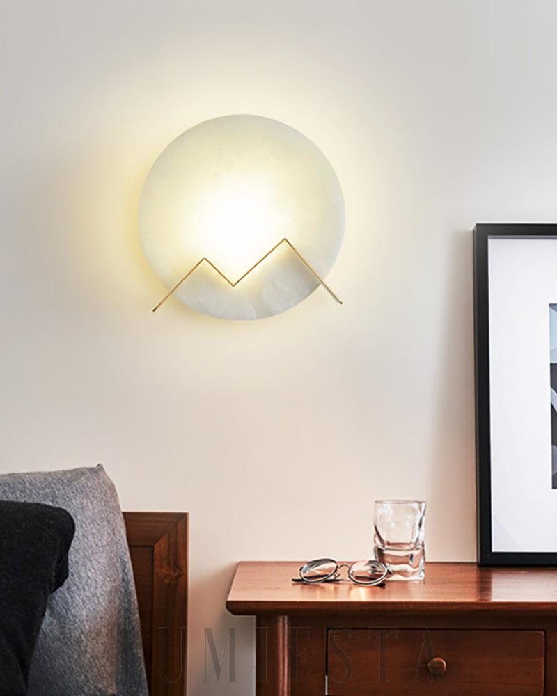 Lampa ścienna Alabaster M w kolorze mosiądzu i białym