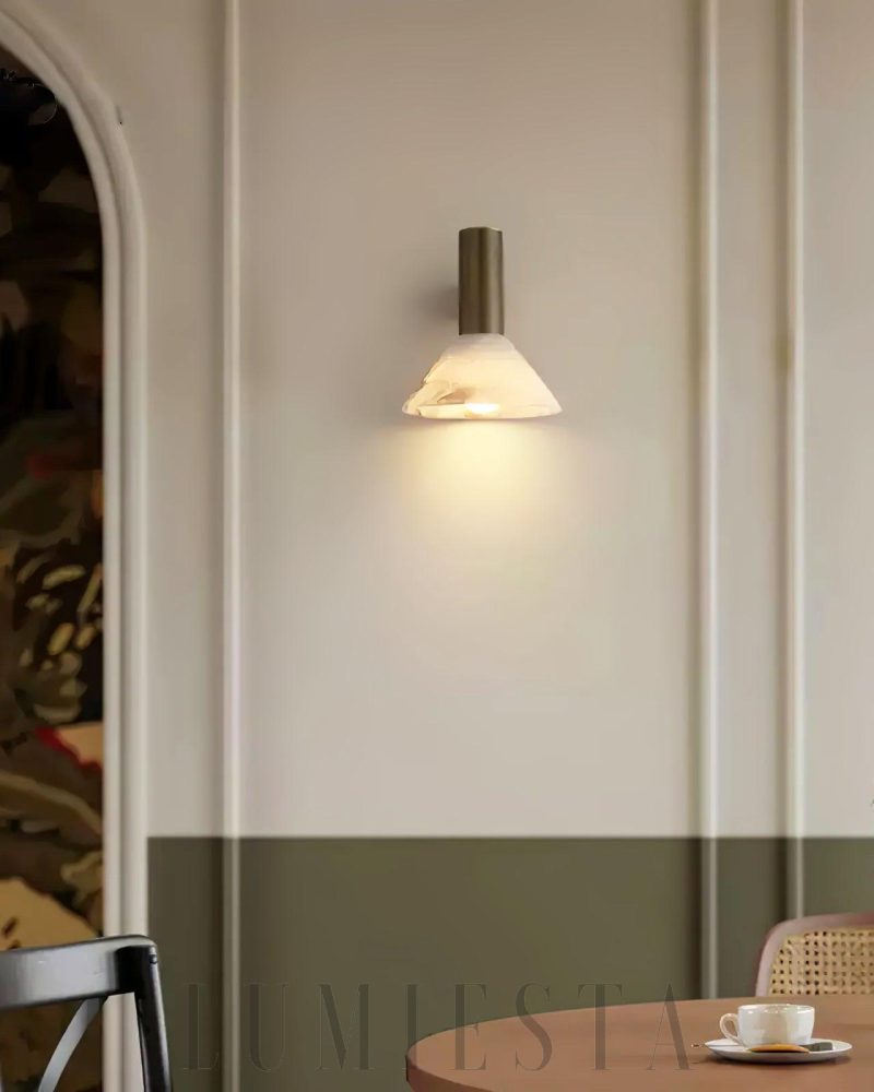 Lampa ścienna alabastrowa stożkowa w kolorze białym i złotym