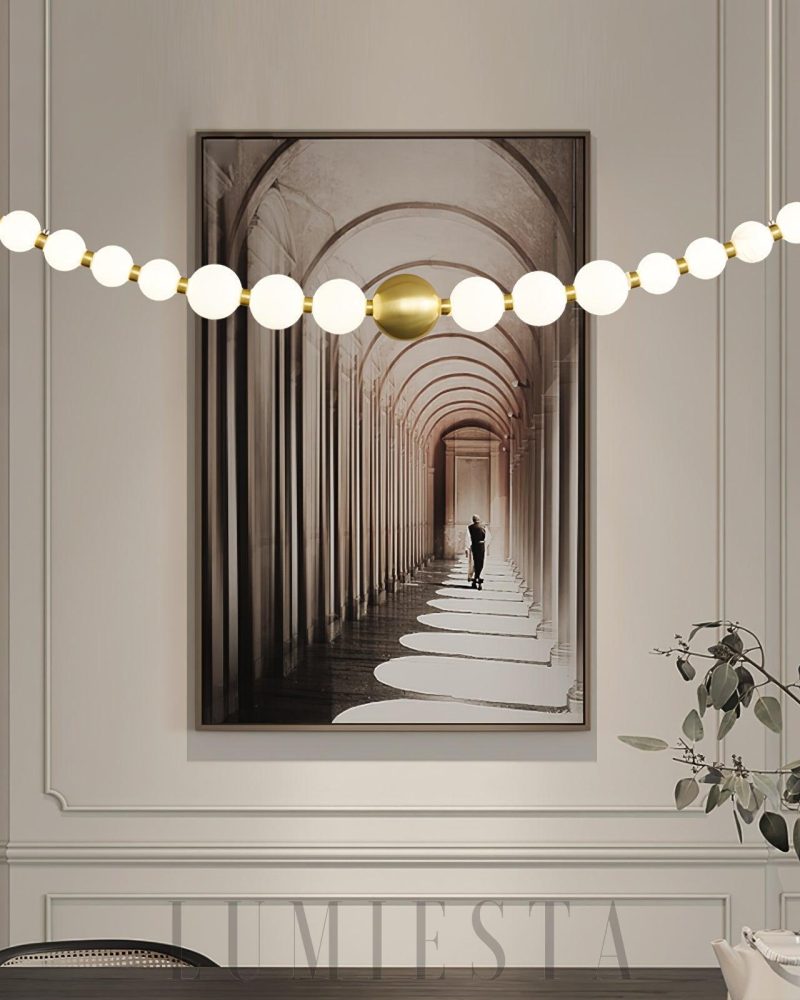 Lampa wisząca Pearl Chain w mosiężnym stylu z akrylowymi kulami