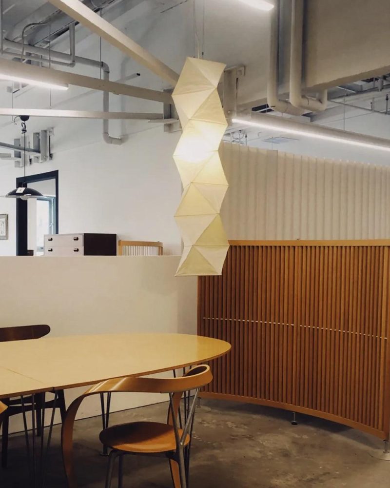 Lampa wisząca Akari L8 w białym kolorze o eleganckim kształcie