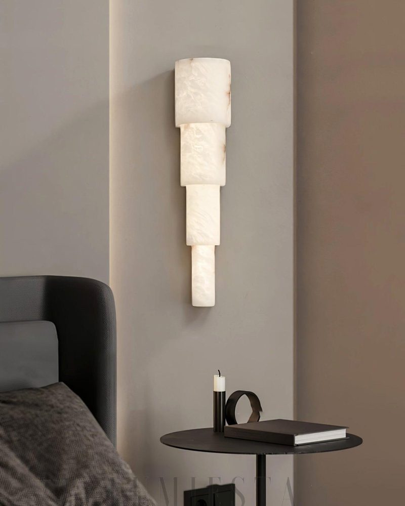 Lampa ścienna półcylindryczna Alba z alabastru w białym kolorze