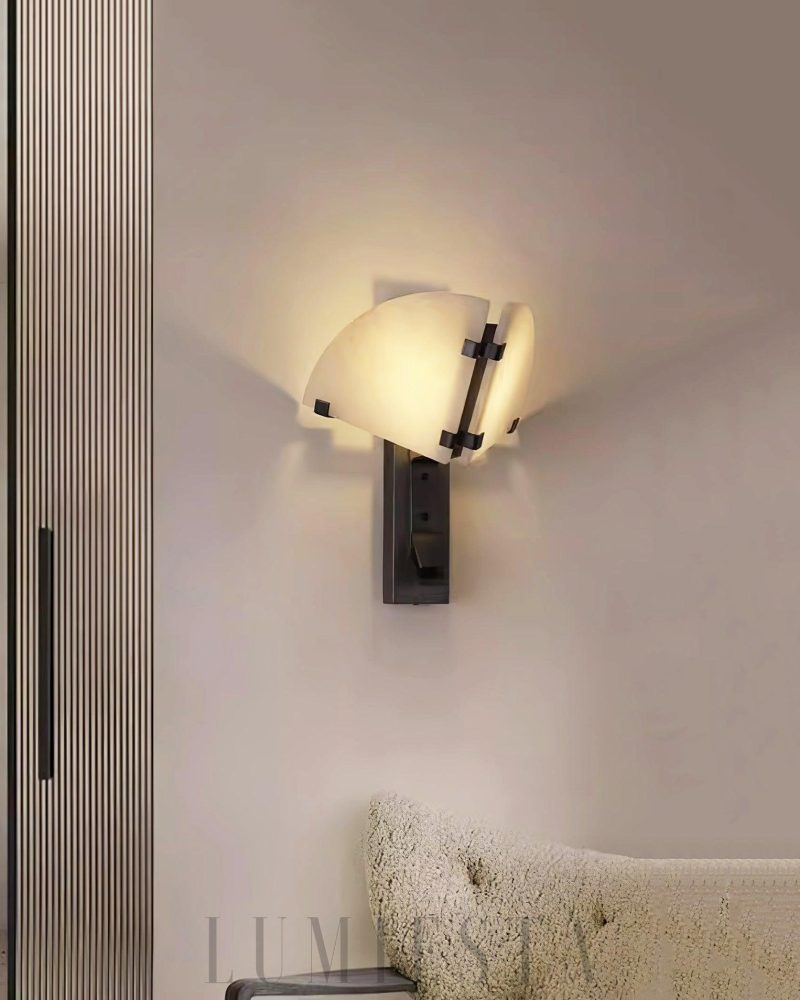 Lampa ścienna Dione z alabastru w kolorze czarnym i białym
