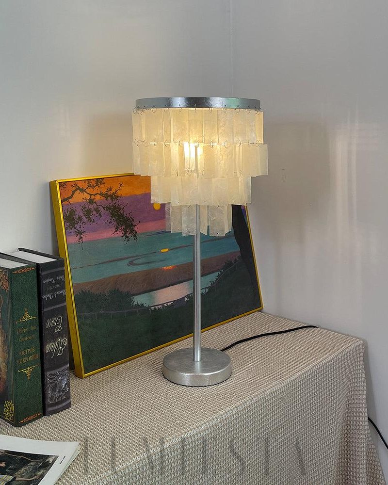 Lampa stołowa Skye z muszli srebrna i biała 25cm x 53cm