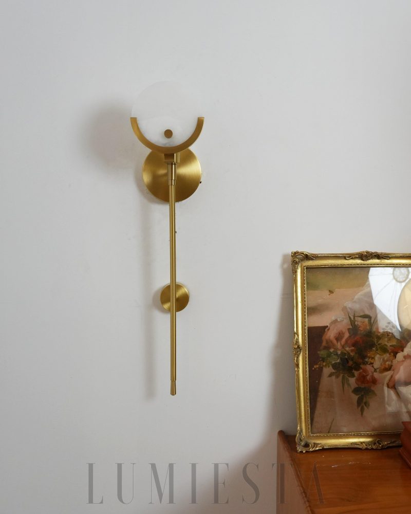 Lampa ścienna Alabaster Ava z mosiądzu elegancka i stylowa